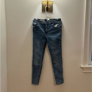 Brand new with tags H&M “SUPER SKINNY
COUPE ULTRA-MOULANTE” jeans